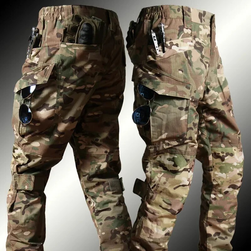 Tactische Outdoor Set met Camouflage Shirt en Aansluitende Broek