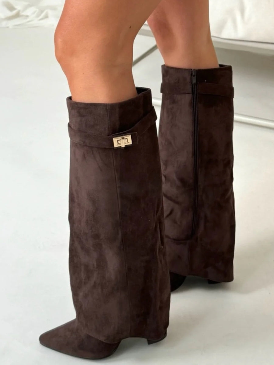 Dames Kniehoge Fold-Over Boots met Gouden Detail en Puntneus Donkerbruin
