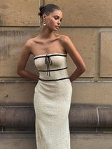 Dames Mouwloze Midi Jurk met Strapless Halslijn en Contrastbies