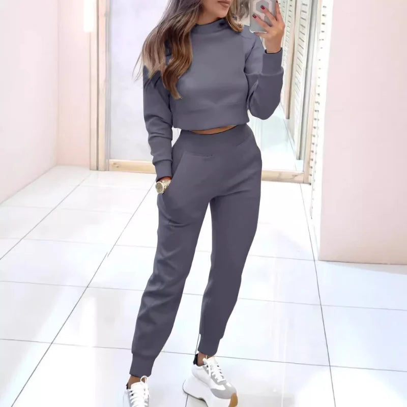 Dames Trainingspak met Cropped Sweater en Aansluitende Broek 0