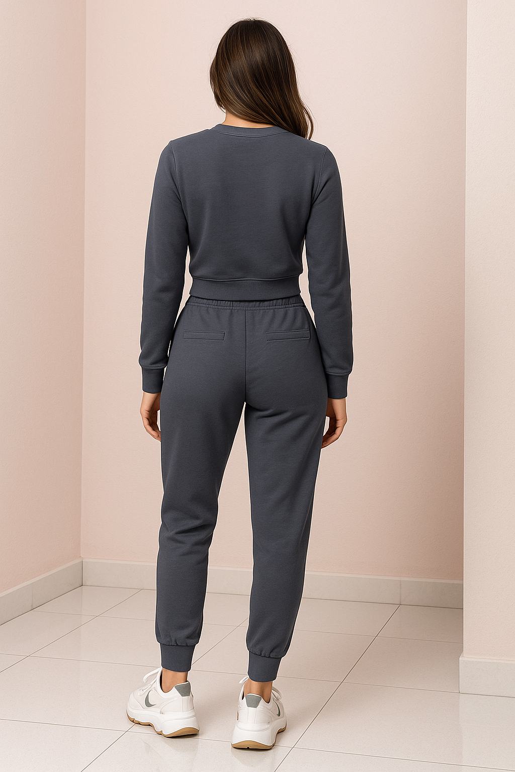 Dames Trainingspak met Cropped Sweater en Aansluitende Broek 1