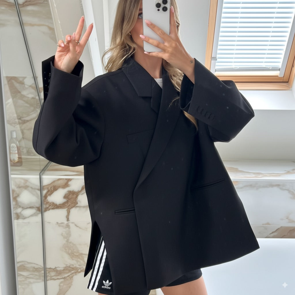 Dames Zwarte Oversized Blazer met Trendy Pasvorm en Verfijnde Afwerking 2