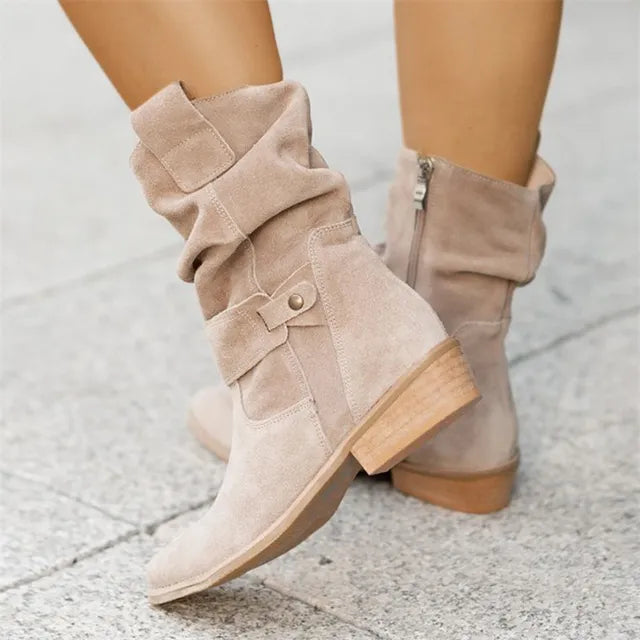 Dames Boots met Lage Hak, Ronde Neus en Geplooid Schafte Detail Abrikoos
