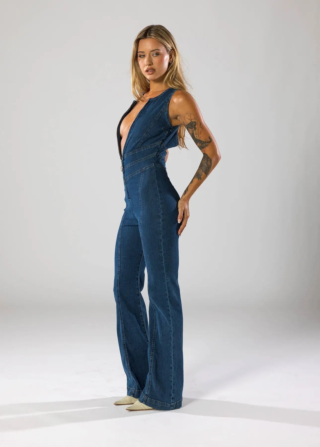 Dames Denim Jumpsuit Mouwloos met Diepe V-hals en Wijduitlopende Pijpen