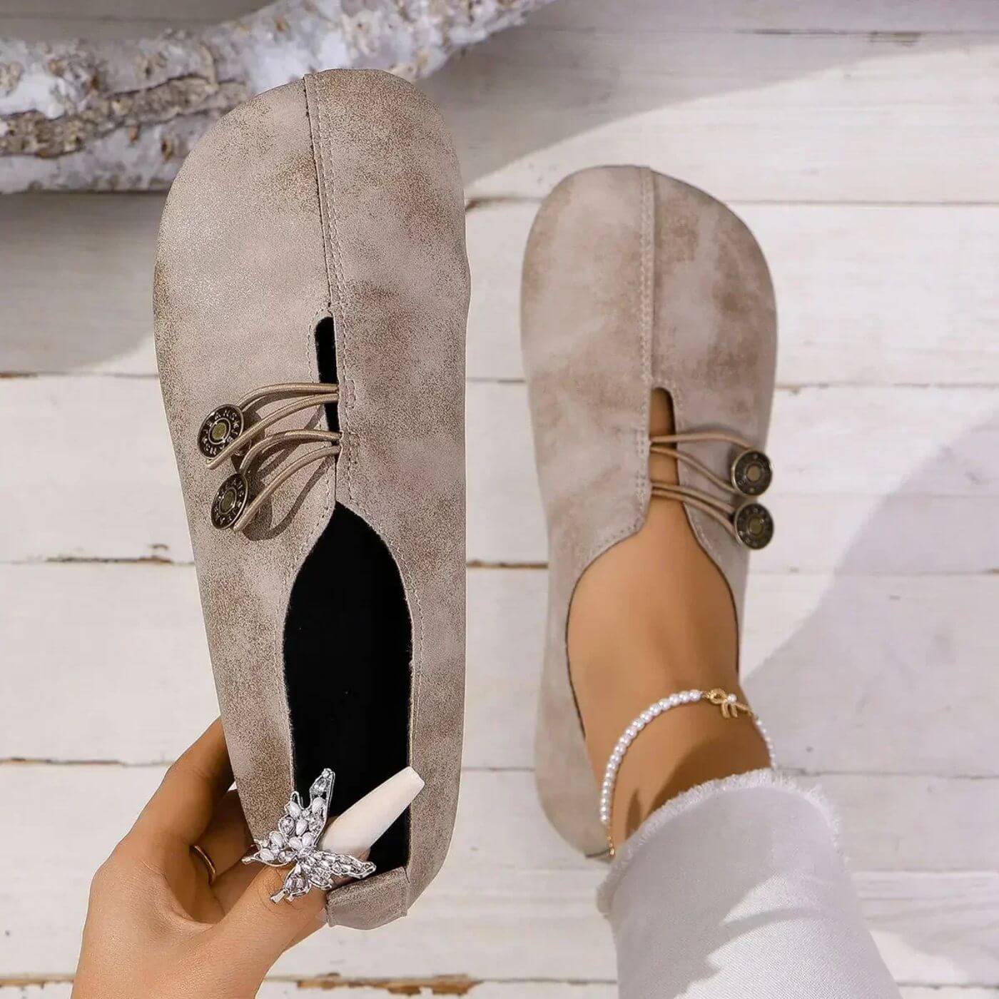Dames Flats met Ronde Neus en Vintage Knopen Beige