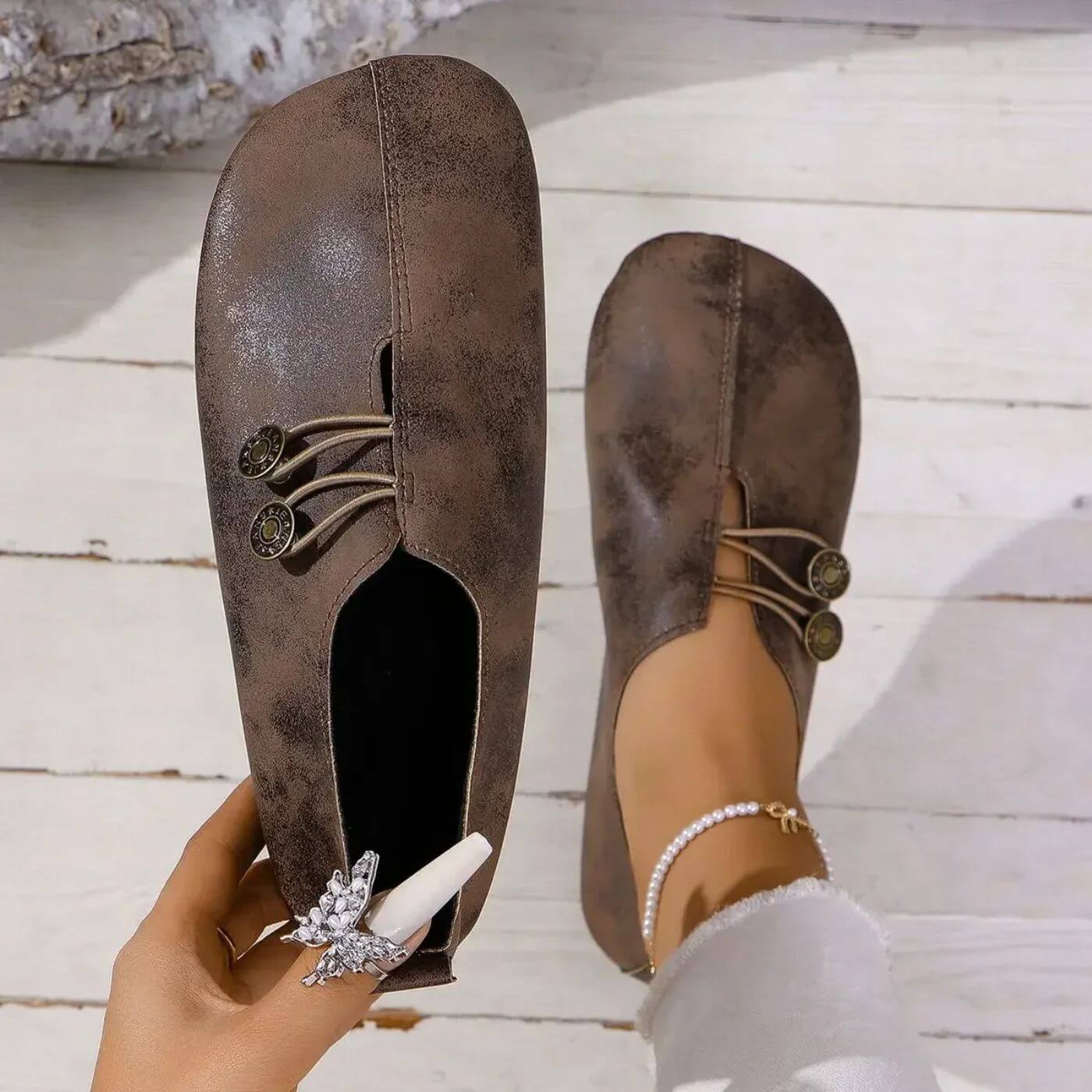 Dames Flats met Ronde Neus en Vintage Knopen Bruin