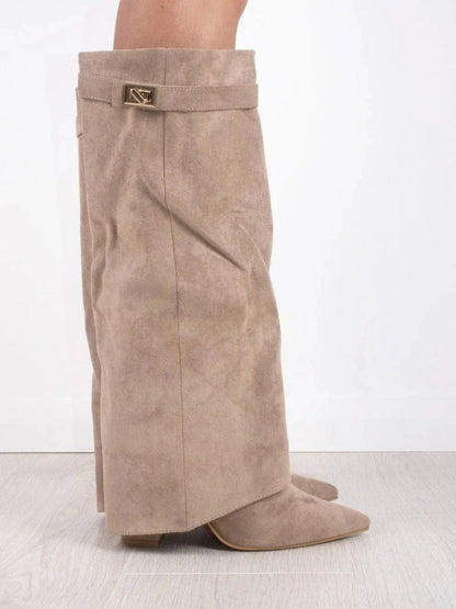 Dames Kniehoge Fold-Over Boots met Gouden Detail en Puntneus Beige