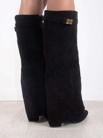 Dames Kniehoge Fold-Over Boots met Gouden Detail en Puntneus
