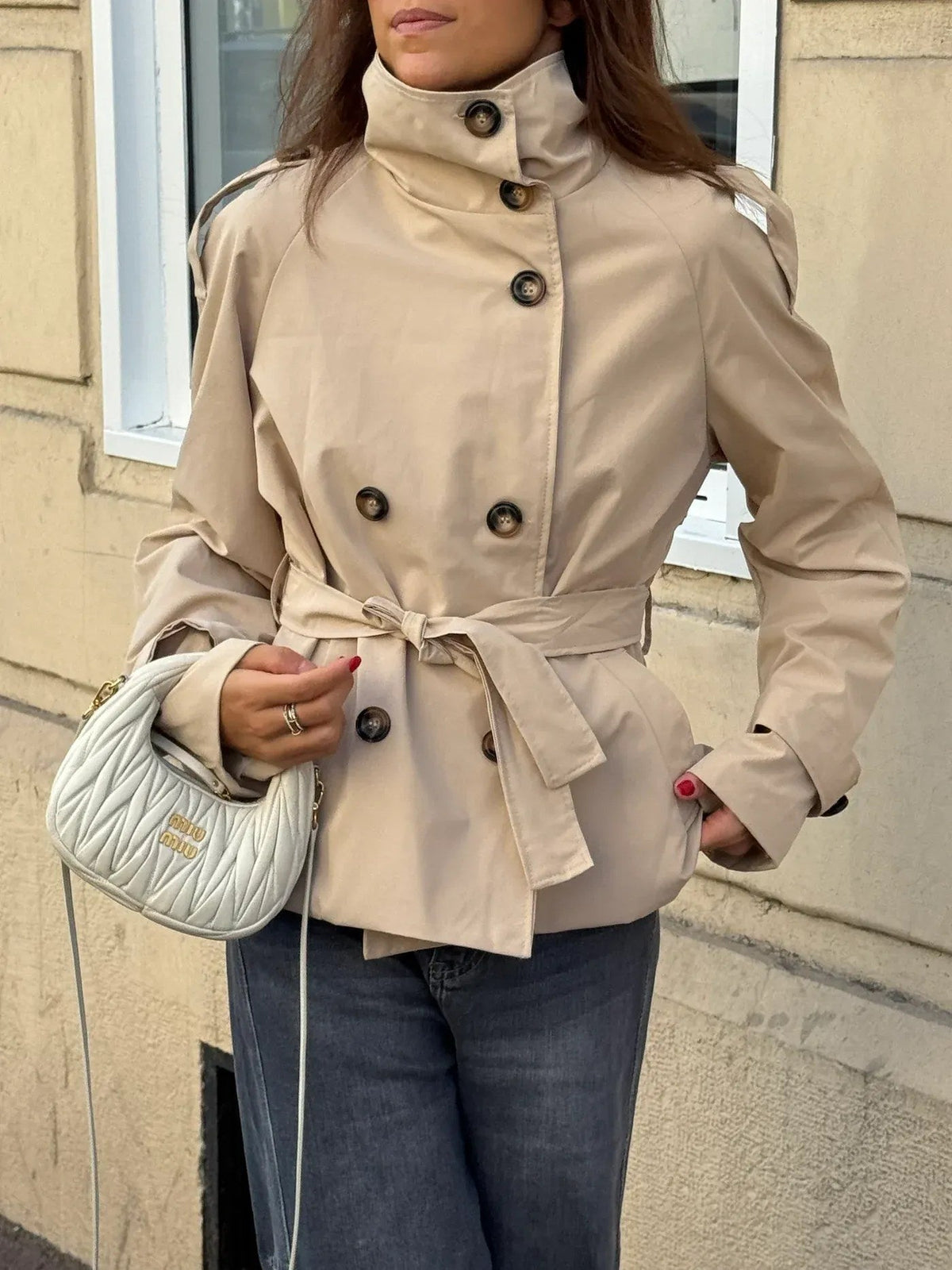 Dames Korte Trench Coat met Dubbele Knoopsluiting, Hoge Kraag en Taillegordel Beige