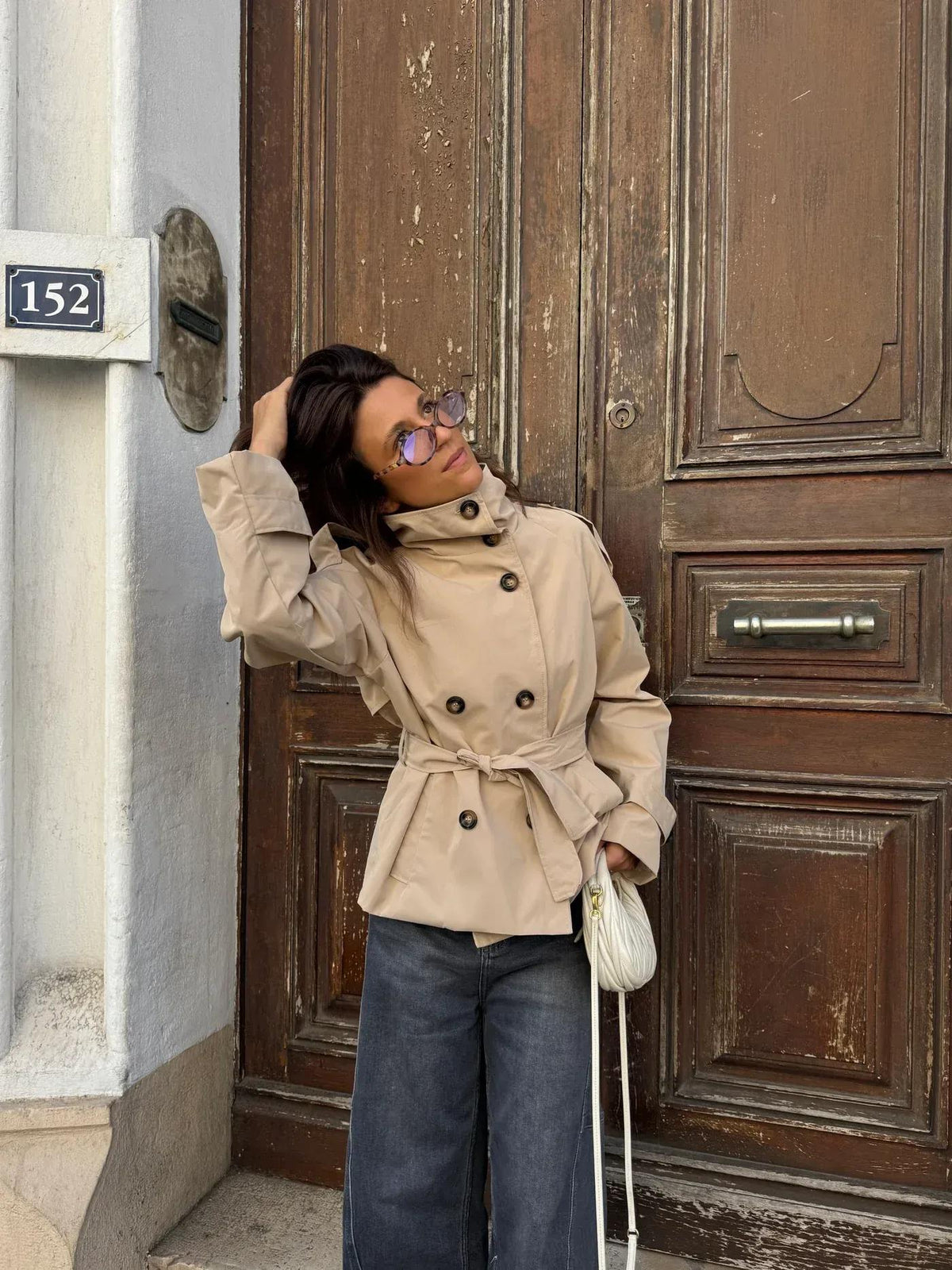 Dames Korte Trench Coat met Dubbele Knoopsluiting, Hoge Kraag en Taillegordel