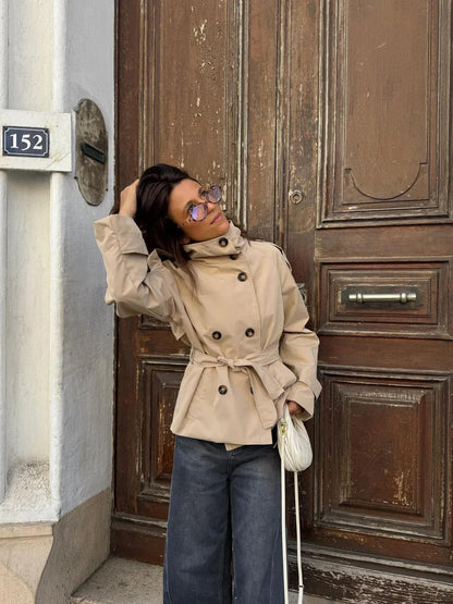 Dames Korte Trench Coat met Dubbele Knoopsluiting, Hoge Kraag en Taillegordel