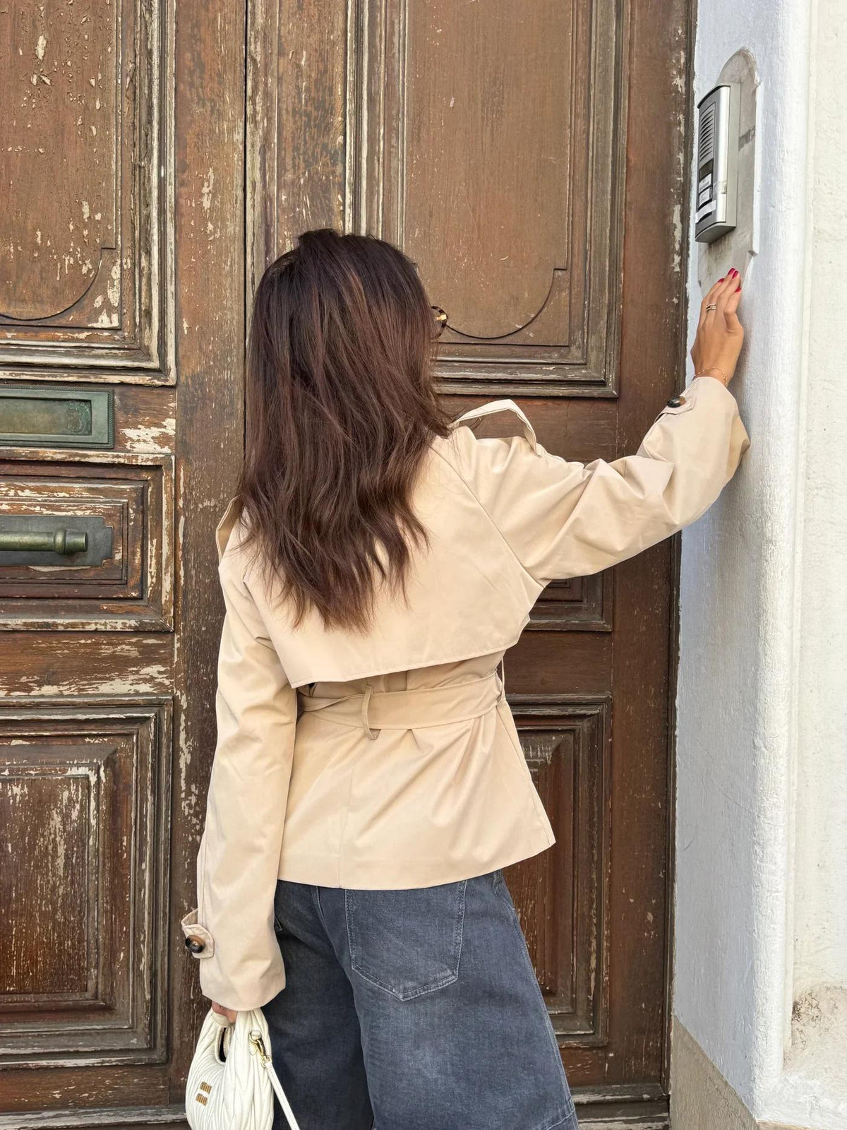 Dames Korte Trench Coat met Dubbele Knoopsluiting, Hoge Kraag en Taillegordel