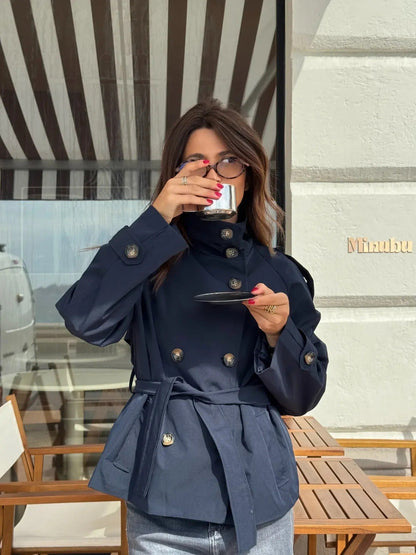 Dames Korte Trench Coat met Dubbele Knoopsluiting, Hoge Kraag en Taillegordel