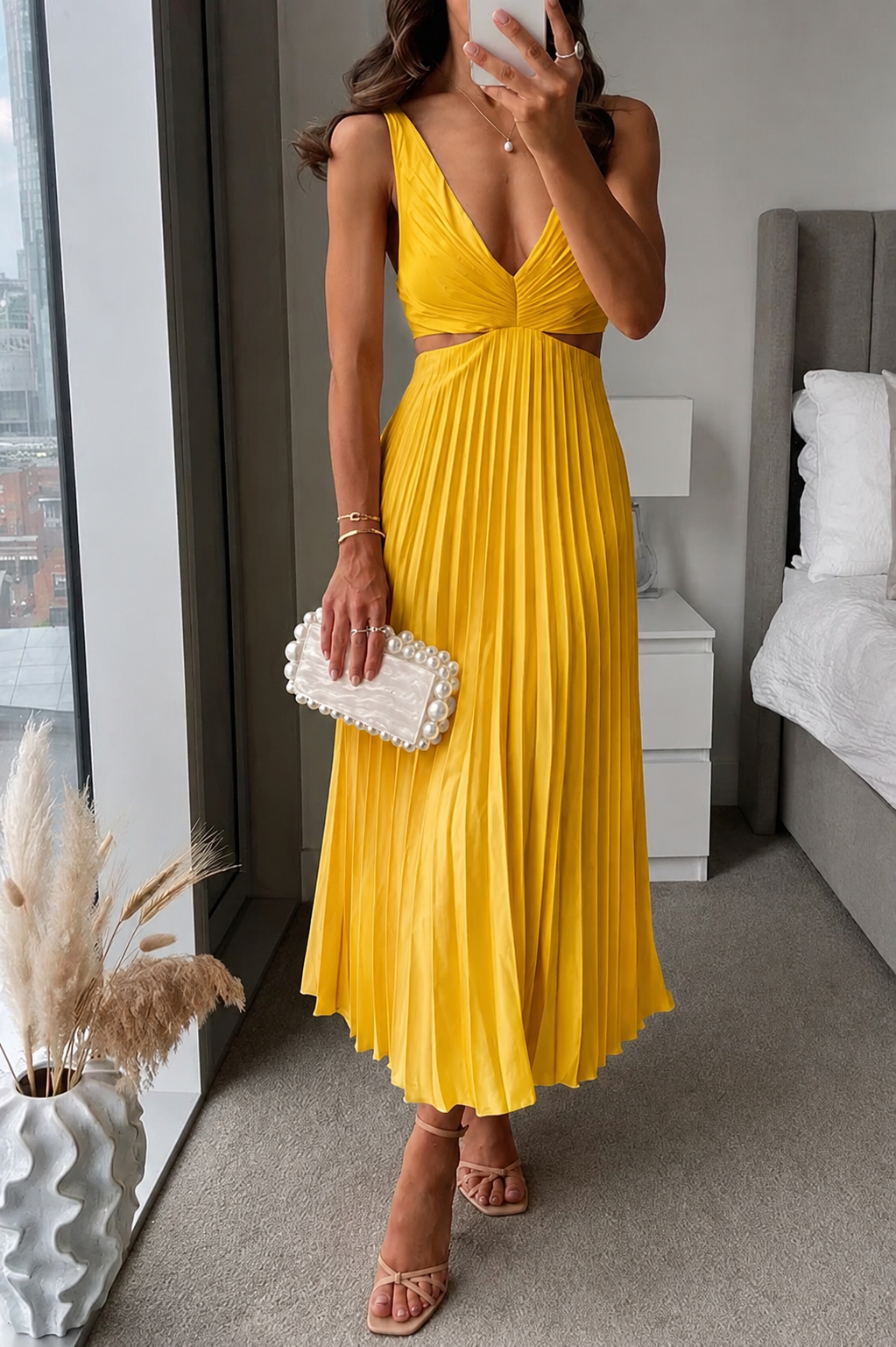 Dames Mouwloze Midi Jurk met V-hals, Cut-outs en Geplooide Rok Geel