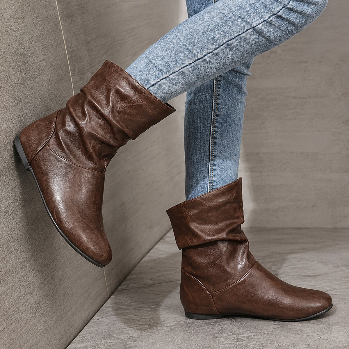 Dames Platte Slouch Laarzen met Retro Look en Ronde Neus