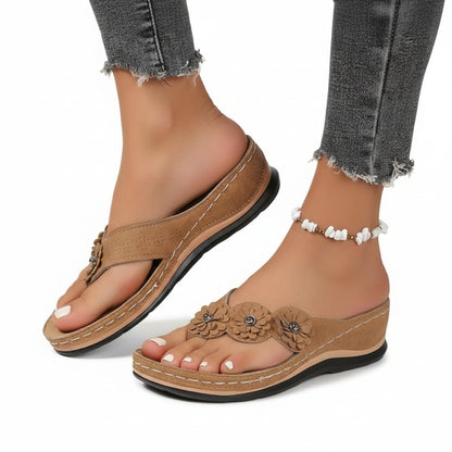 Dames Sandalen met Sleehak en Bloemendetail met Open Neus
