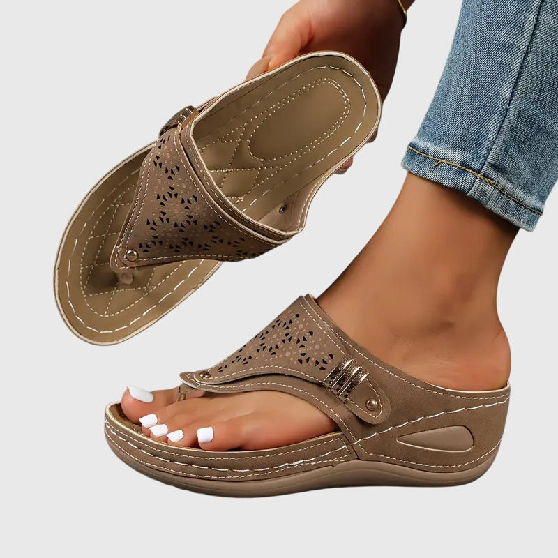 Dames Sandalen met Teenpost en Sleehak met Uitsneden