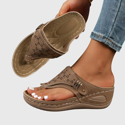 Dames Sandalen met Teenpost en Sleehak met Uitsneden