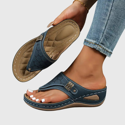 Dames Sandalen met Teenpost en Sleehak met Uitsneden