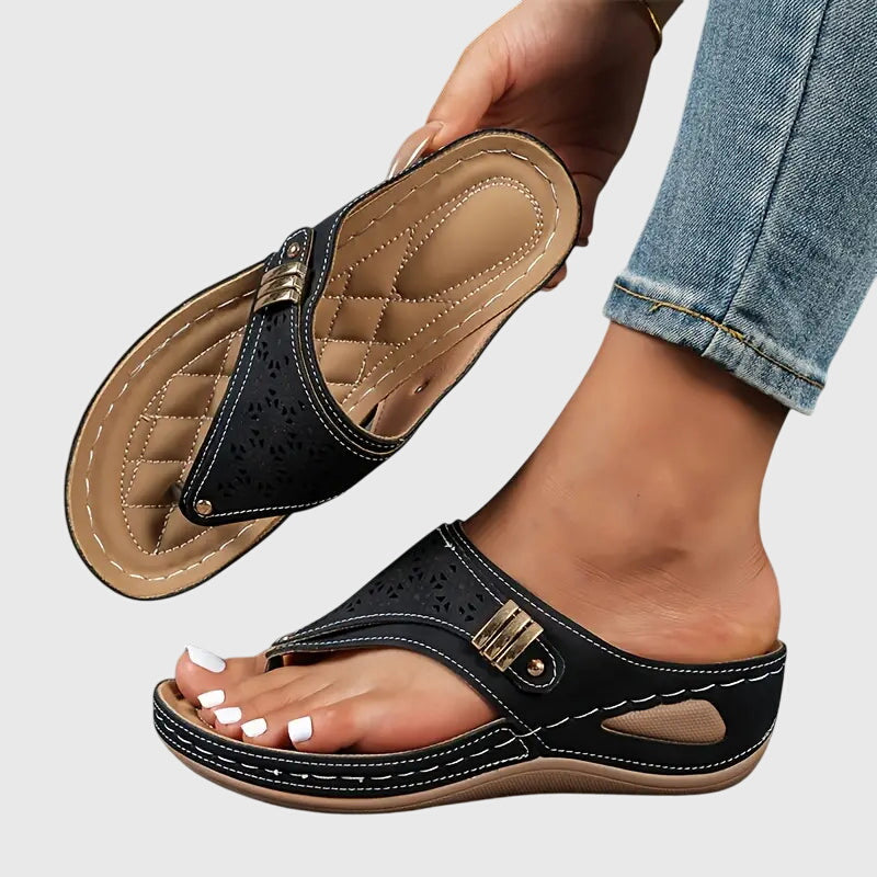 Dames Sandalen met Teenpost en Sleehak met Uitsneden
