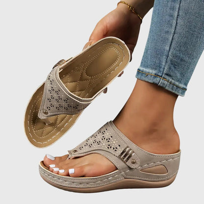 Dames Sandalen met Teenpost en Sleehak met Uitsneden