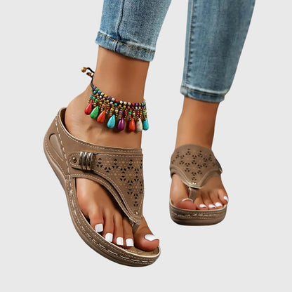 Dames Sandalen met Teenpost en Sleehak met Uitsneden
