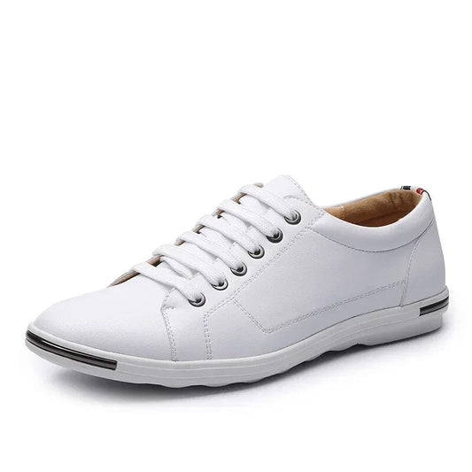 Dames Sneakers met Strakke Neus en Metalen Zooldetail Wit