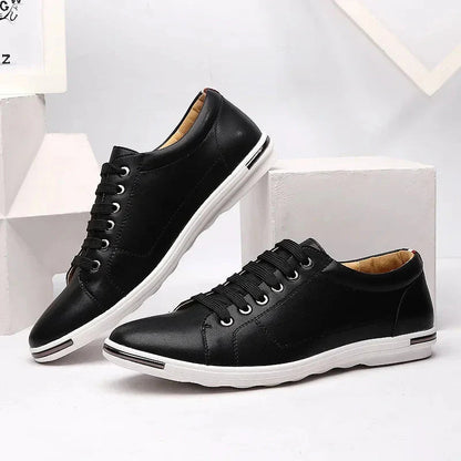 Dames Sneakers met Strakke Neus en Metalen Zooldetail