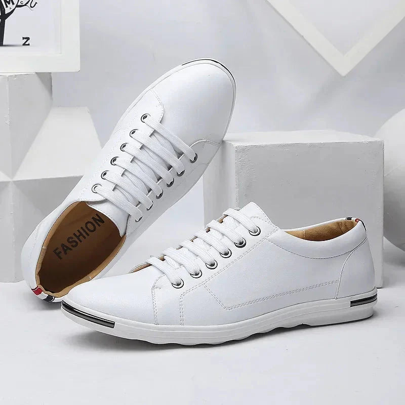 Dames Sneakers met Strakke Neus en Metalen Zooldetail