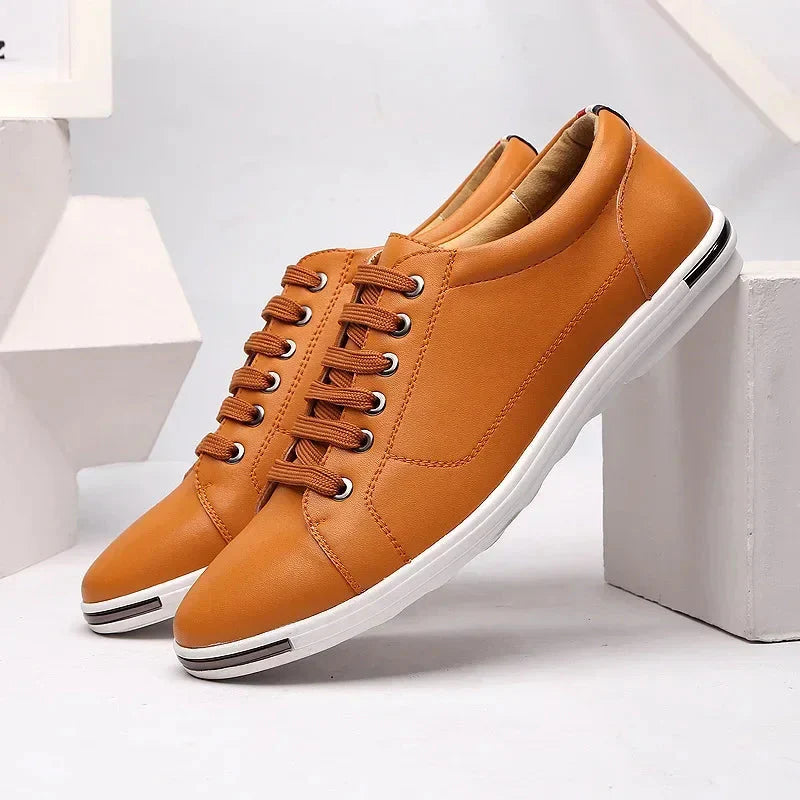 Dames Sneakers met Strakke Neus en Metalen Zooldetail