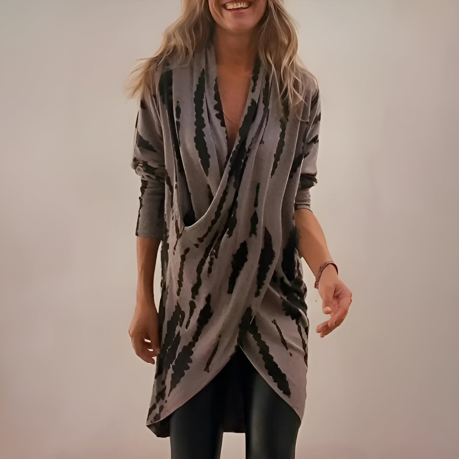 Dames Tunika met V-hals en Wikkelfront Lange Mouw met Abstracte Print Bruin