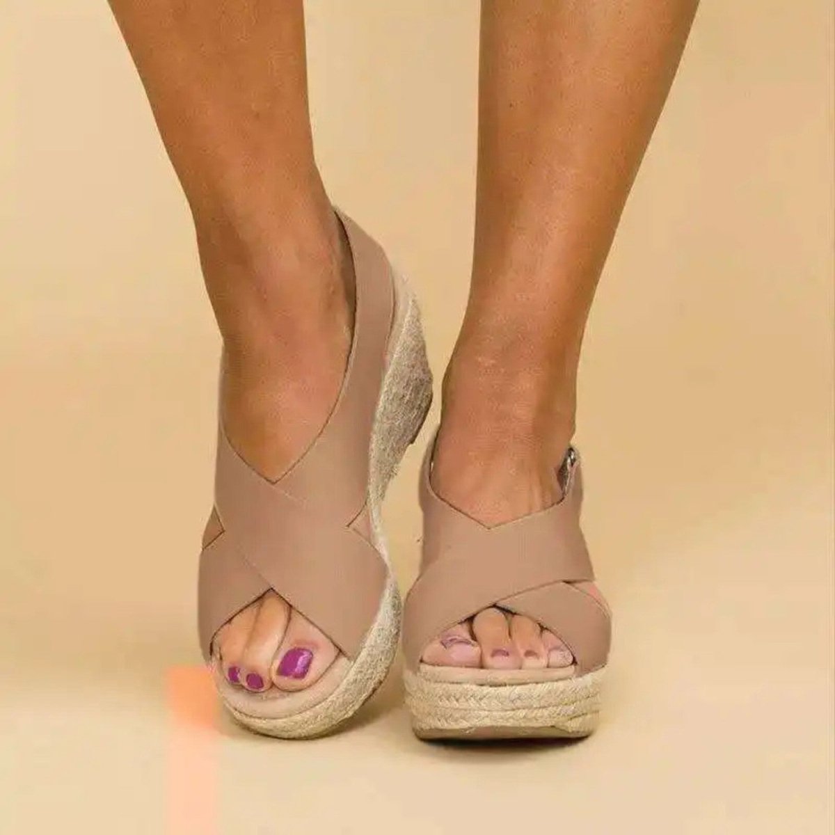 Dames Wedge Sandalen met Gekruiste Banden en Espadrille Zool Beige