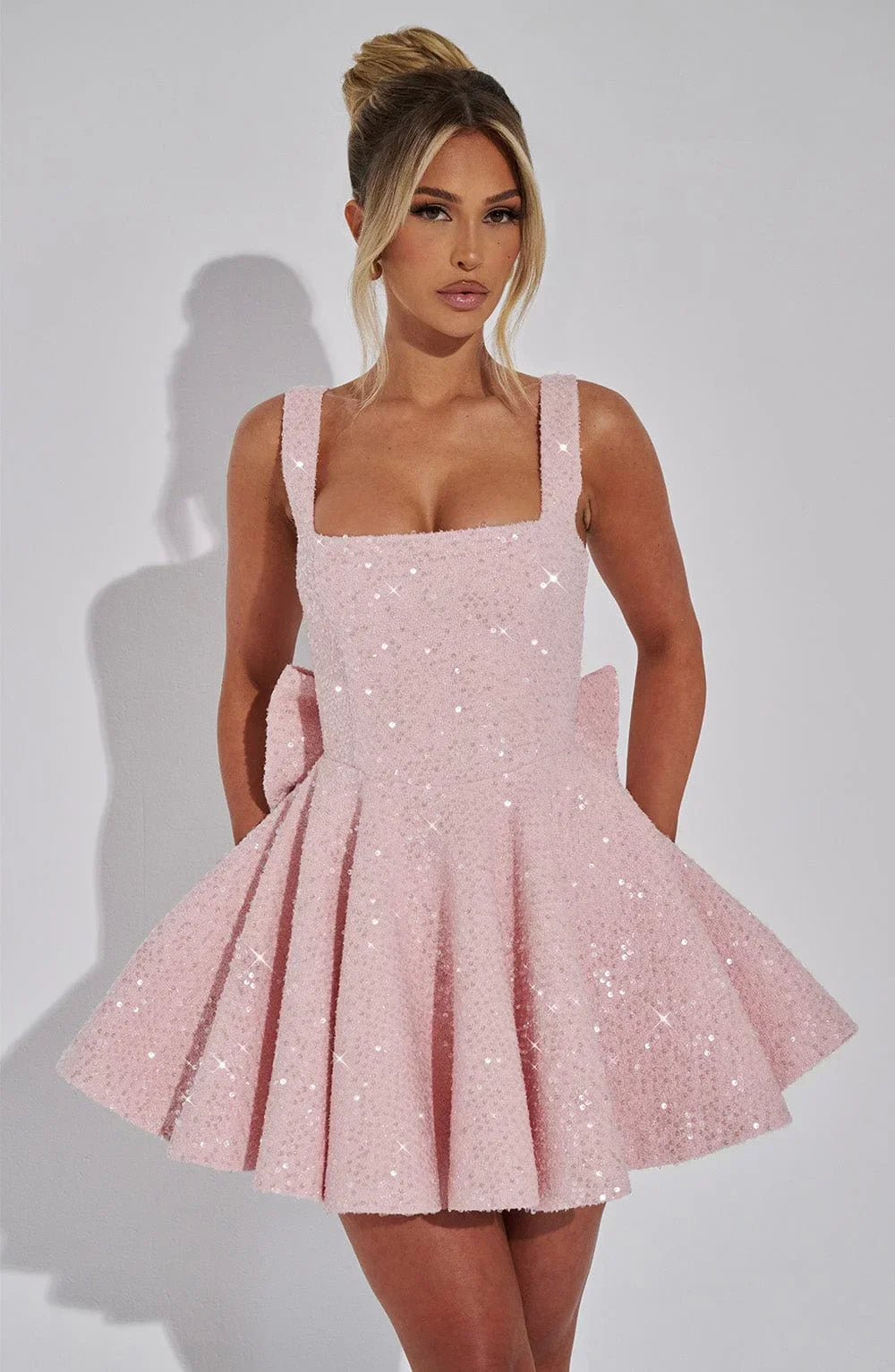 Glitter Mini Jurk met Grote Strik aan de Rug en Verstelbare Bandjes